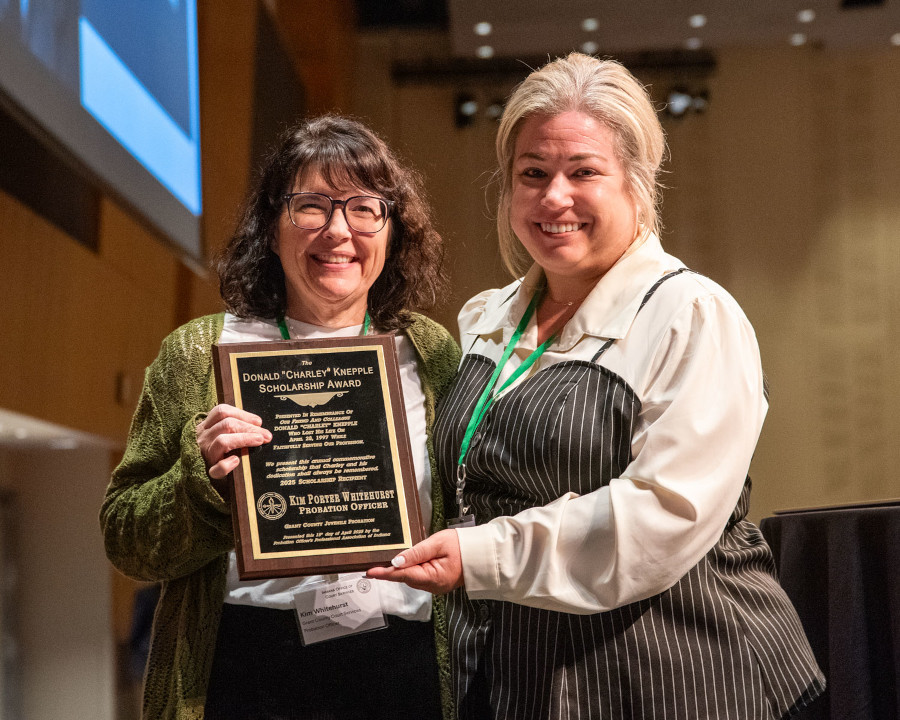 POPAI President Angela Morris presents Kim Whitehurst with a plaque to commemorate her as POPAI's 2025 Knepple Scholarship Winner.